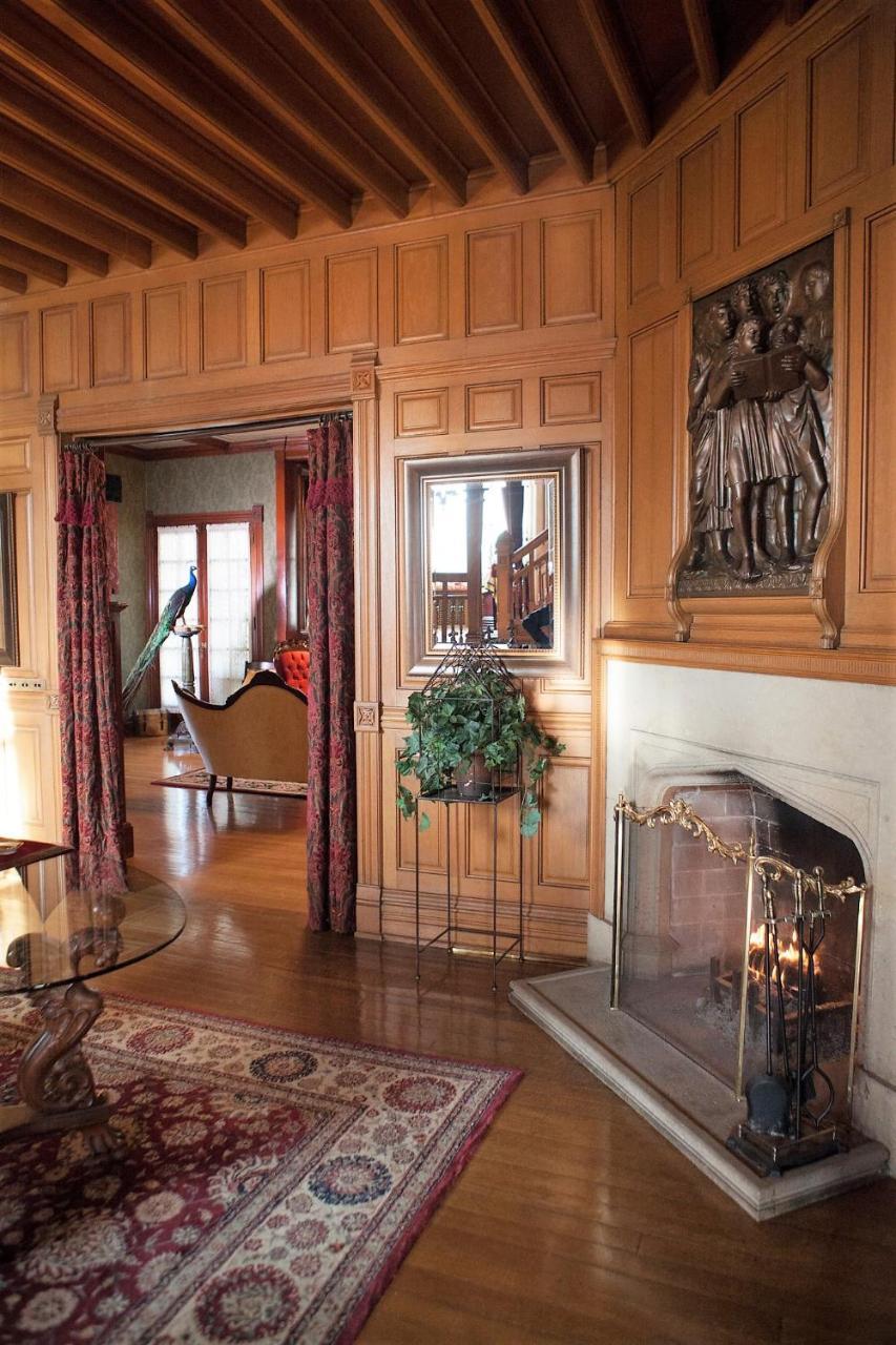 Alexander Mansion Bed & Breakfast Уинона Екстериор снимка